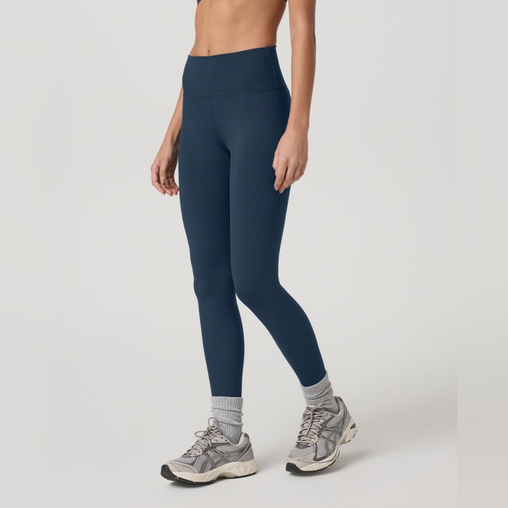 Vuori Inversion Rib Legging in Ocean Blue - Picture 2 of 8